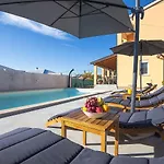 Villa Mit Privatem Pool, Spielplatz, Wlan, Klima, Bbq