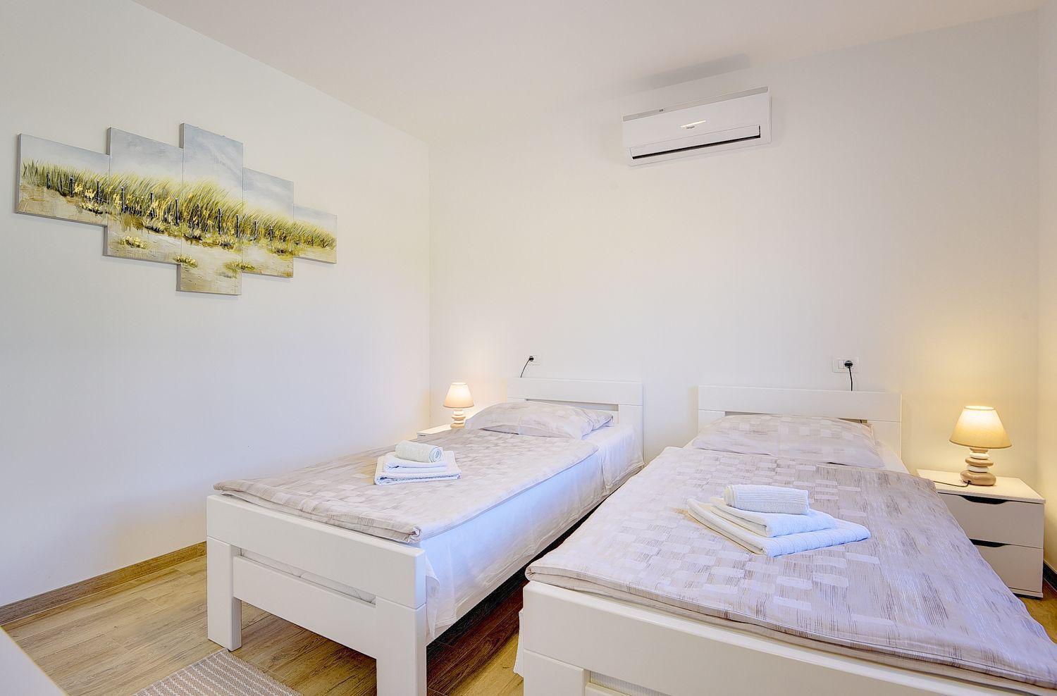 Mit Privatem Pool, Spielplatz, Wlan, Klima, Bbq Holiday home
