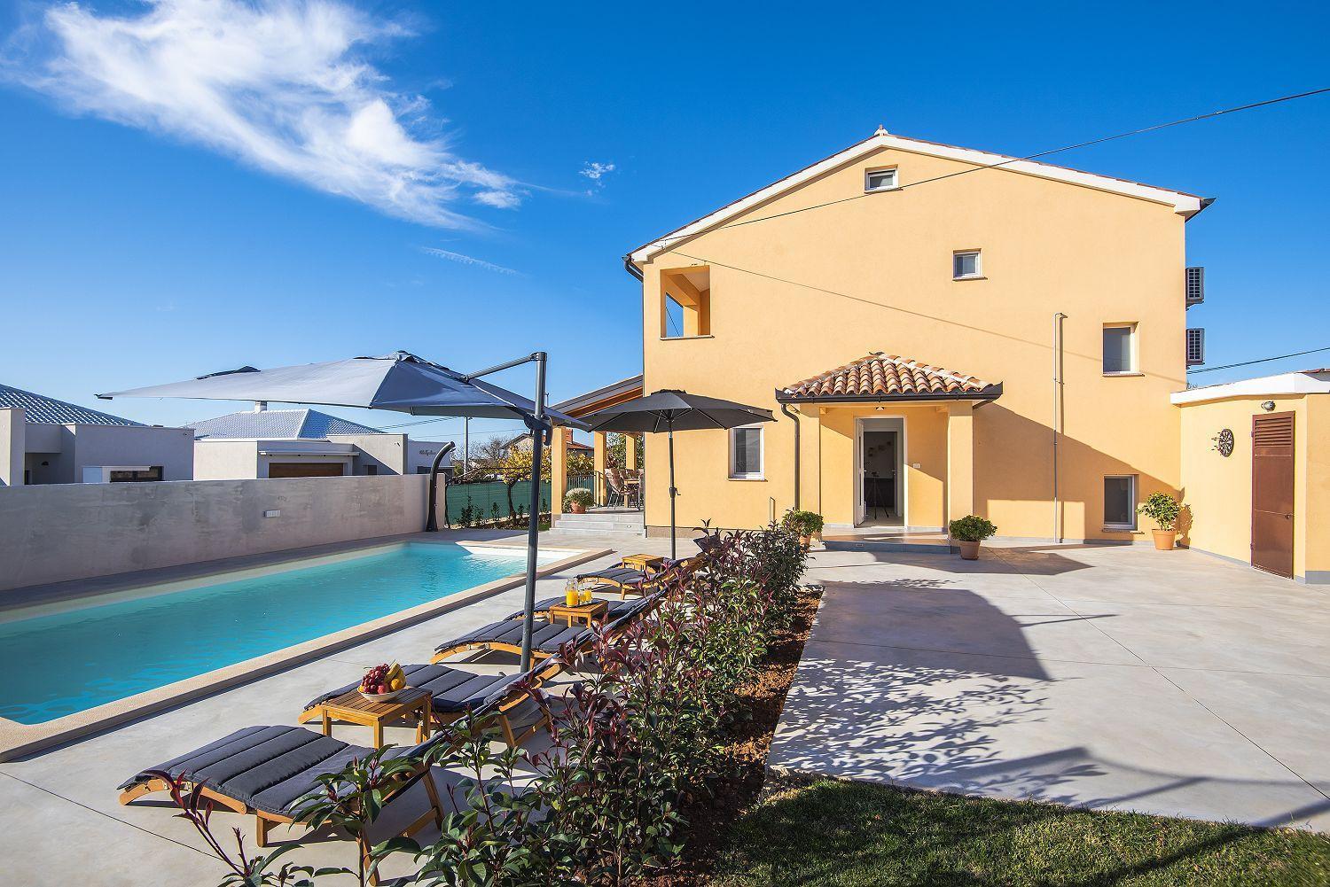 Vikendica Mit Privatem Pool, Spielplatz, Wlan, Klima, Bbq Pula