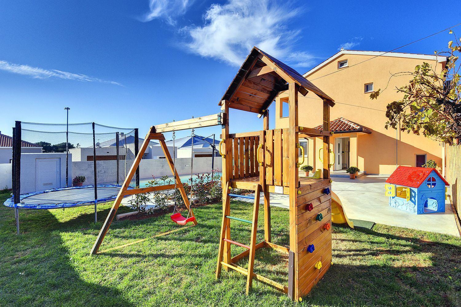 Mit Privatem Pool, Spielplatz, Wlan, Klima, Bbq *